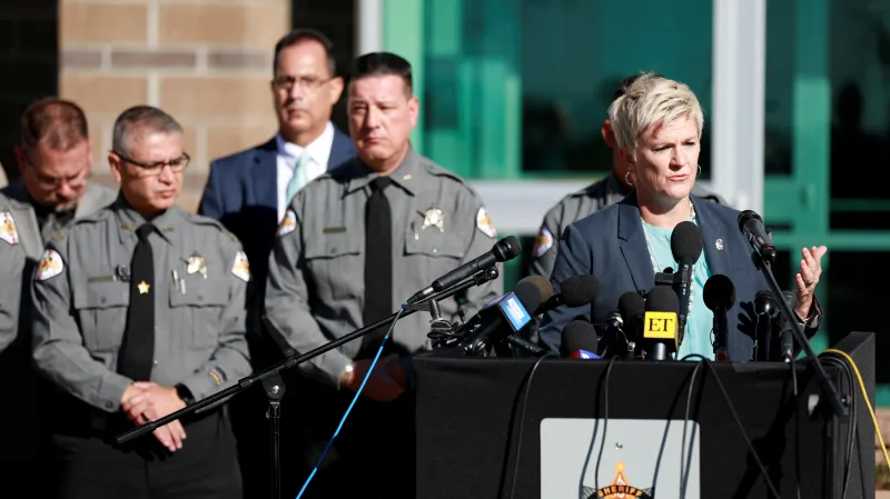 Tisková konference okresní prokuratury po neúmyslném výstřelu během natáčení filmu Rust (2021)