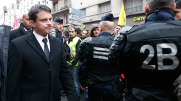 Francouzský ministr vnitra Manuel Valls na místě vraždy tří Kurdek