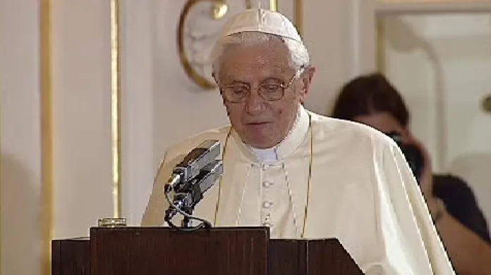Papež při projevu