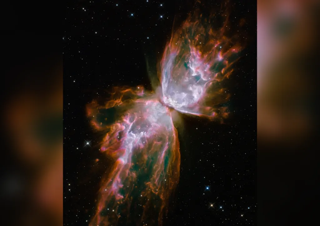 Bipolární mlhovina NGC 6302 v souhvězdí Štíra. Vzhledem připomíná motýla a její tvar je způsobený umírající hvězdnou v jejím centru, která do prostoru vyvrhla obálku plynů a v současné době vyzařuje extrémně silné ultrafialové záření. To způsobuje výraznou záři plynů v jejím okolí. Samotná hvězda viditelná není, protože ji zakrývá vyvržený materiál