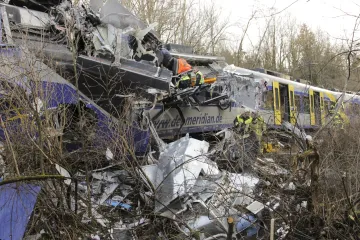 Obětí srážky vlaků v Bavorsku je deset, příčinou zřejmě lidské selhání
