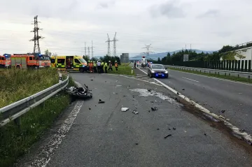 Pátek byl na silnicích nejtragičtějším dnem roku, zemřelo šest lidí