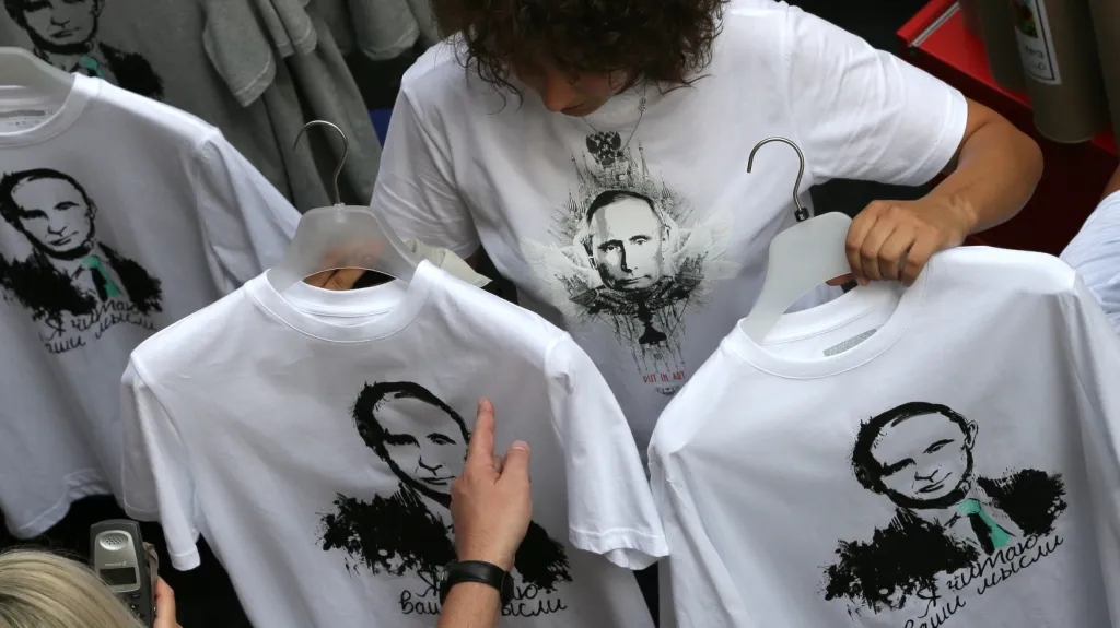 Prodej triček s Putinem v obchodním domě GUM