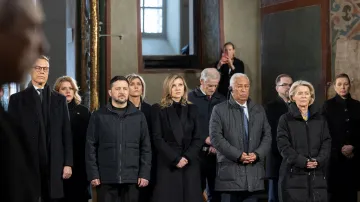 Modlitba za mír uvnitř katedrály sv. Sofie při čtvrtém výročí plnohodnotné invaze Ruska do Kyjeva