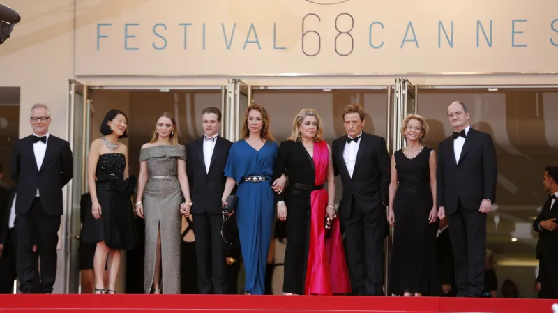 Delegace k filmu Hlavu vzhůru: uprostřed režisérka Emmanuelle Bercotová a herečka Catherine Deneuveová