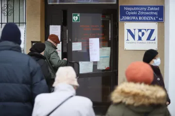 Někteří Češi s dvojím občanstvím vyrazí pro vakcínu přes hranice. V Polsku očkují od 70 let