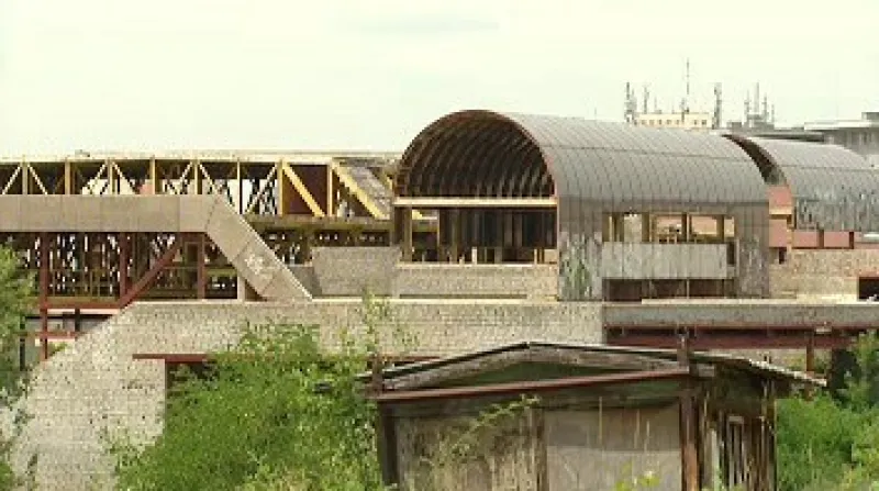 Téměř čtvrt století čeká plavecký areál Šutka v pražských Kobylisích na dokončení.