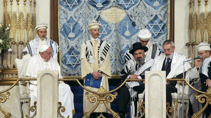 František navštívil římskou synagogu