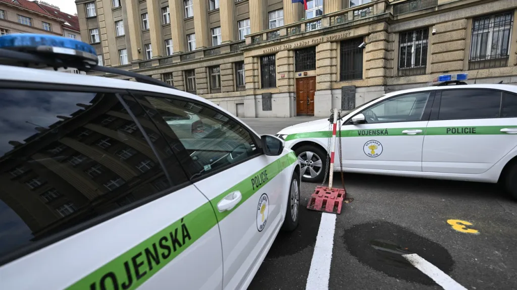 Vozidla vojenské policie před budovou generálního štábu 19. září