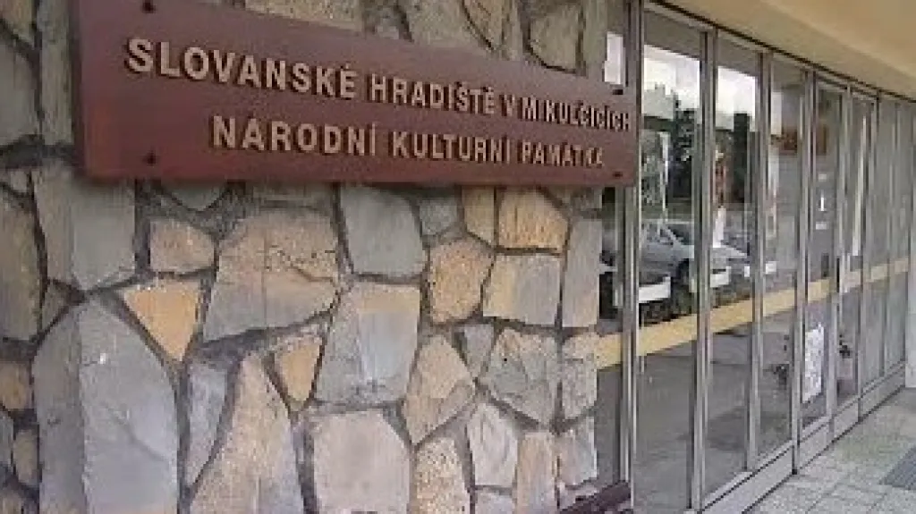 Velkomoravský památník v Mikulčicích