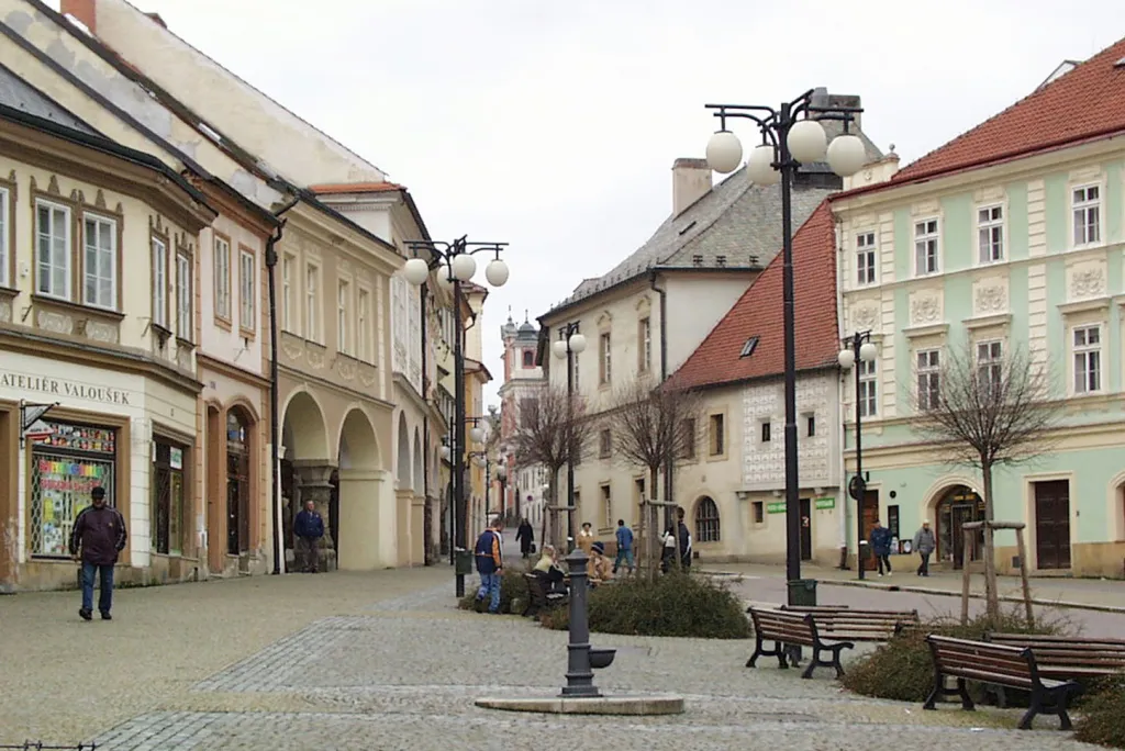 Od roku 1995 přibylo na seznam UNESCO devět památek z ČR: Lednicko-valtický areál, centrum Holašovic, komplex Arcibiskupského zámku a Podzámecké zahrady v Kroměříži, zámecký areál v Litomyšli, sloup Nejsvětější Trojice v Olomouci, vila Tugendhat v Brně, židovská čtvrť a areál benediktinského kláštera v Třebíči, hornická kulturní krajina Erzgebirge/Krušnohoří a kladrubský hřebčín. Na snímku je pohled na Palackého náměstí v Kutné Hoře