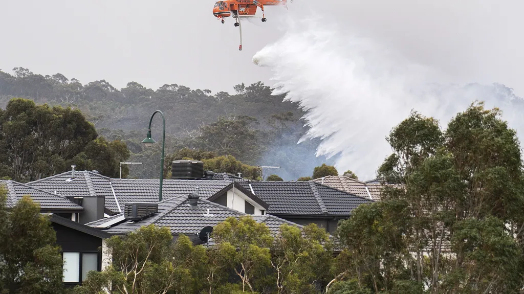 Helikoptéra shazuje vodu na předměstí Melbourne v Austrálii