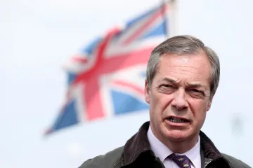 Farage v konzervativních obvodech kandidáty nepostaví. Johnsonovi tak zvedá šance