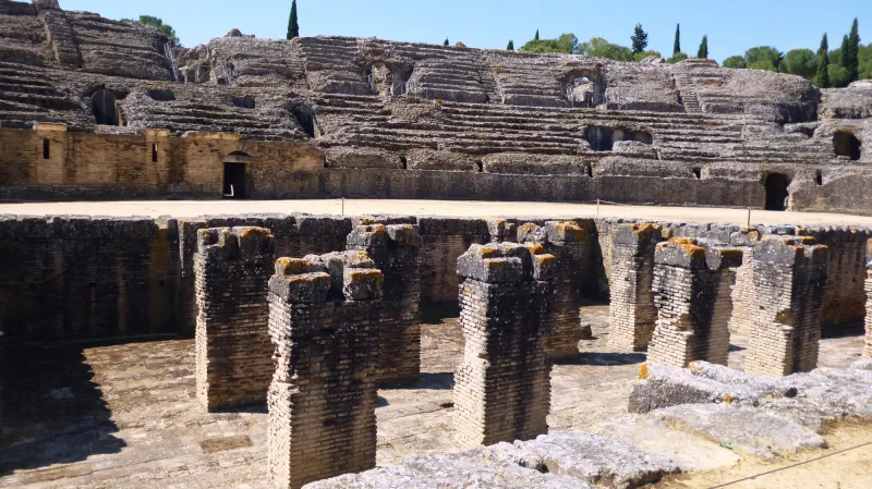 Amfiteátr zevnitř - dokážete si představit na ochozech jásající davy diváků?