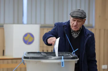 Kosovo v předčasných volbách rozhoduje o nové vládě