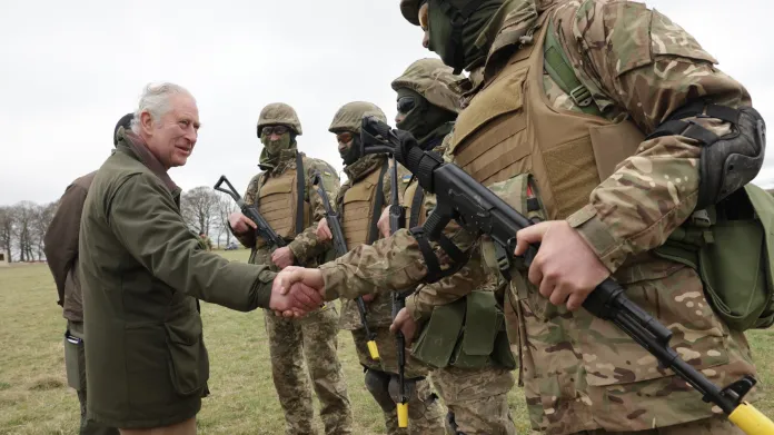 Král Karel III. navštívil ukrajinské vojáky na výcviku ve Velké Británii