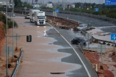 Záplavy ve Španělsku mají šest obětí, dvě letiště jsou zavřená