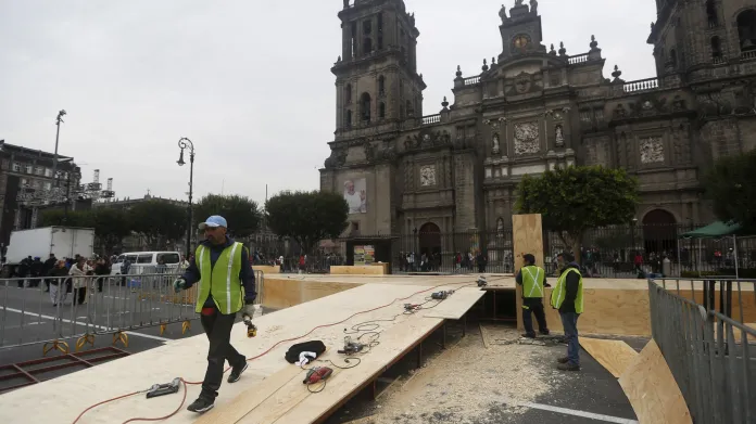 Dělníci připravují pódium před katedrálou v Mexiko City