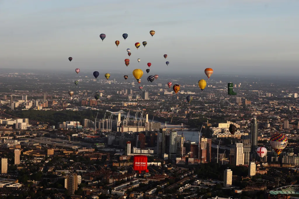 Balonová regata v plné síle přelétá nad centrem Londýna v kolem Lord Mayor's