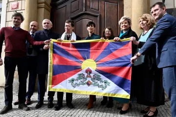 „Svobodu podporujeme kdekoliv na Zemi.“ Tibetskou vlajku vyvěsily Senát i sněmovna