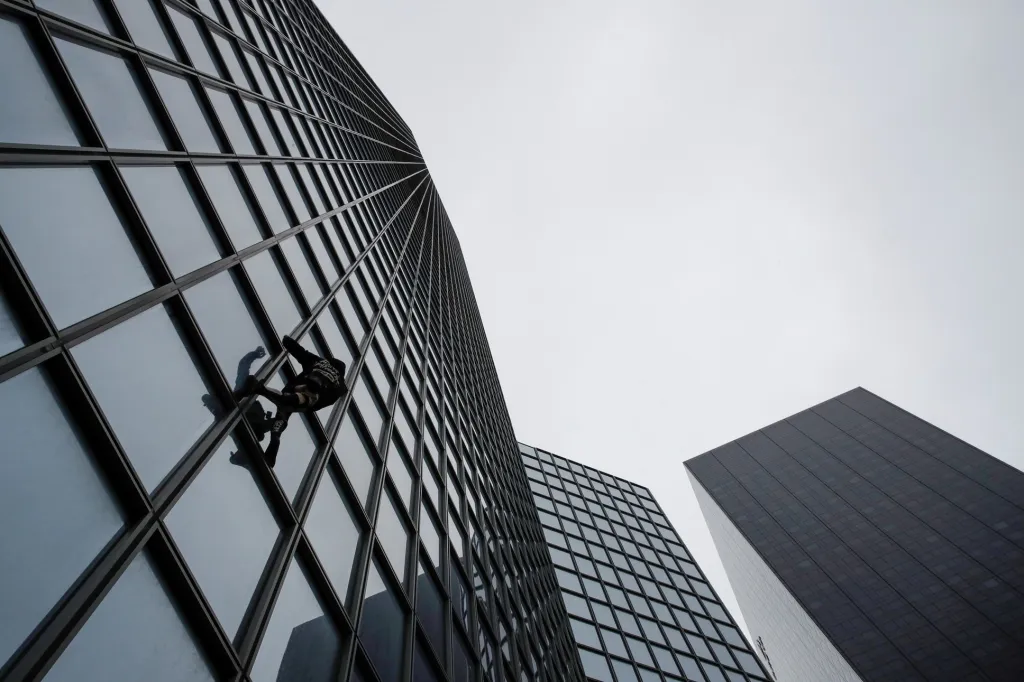 Alain Robert pokořil budovu Total v pařížské čtvrti La Défense