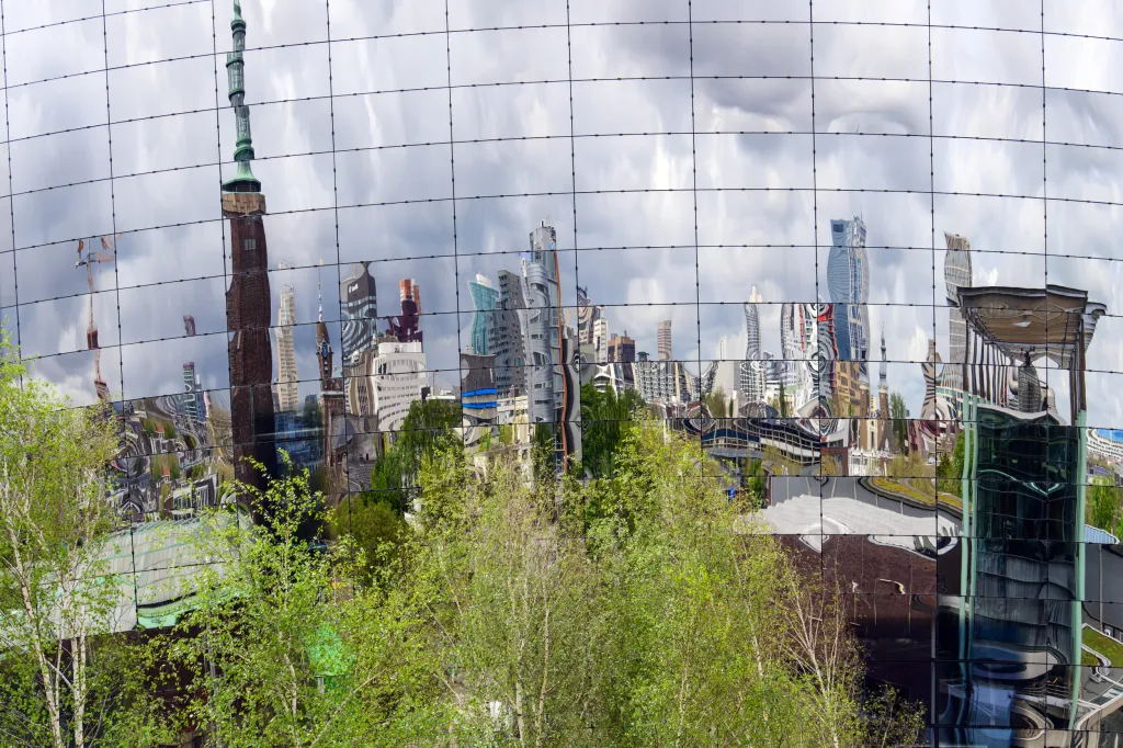 Novou budovou muzea, která nese přezdívku zrcadlová miska, dostavuje Museum Boijmans Van Beuningen v Rotterdamu