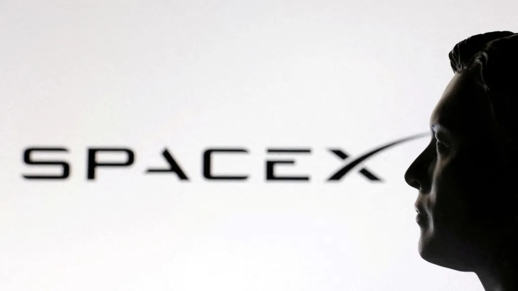 Logo společnosti SpaceX a její majitel Elon Musk