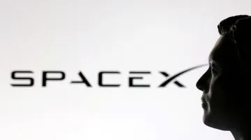 Logo společnosti SpaceX a její majitel Elon Musk