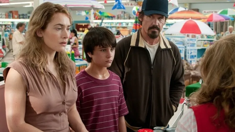 Prodloužený víkend / Labor Day - USA, 2013, 111 min. Režie: Jason Reitman. Na snímku Kate Winslet, Gattlin Griffith, Josh Brolin.