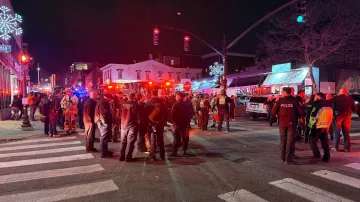 Policisté a záchranáři zasahují kvůli střelbě na Brownově univerzitě na severovýchodě USA (13. prosince 2025)