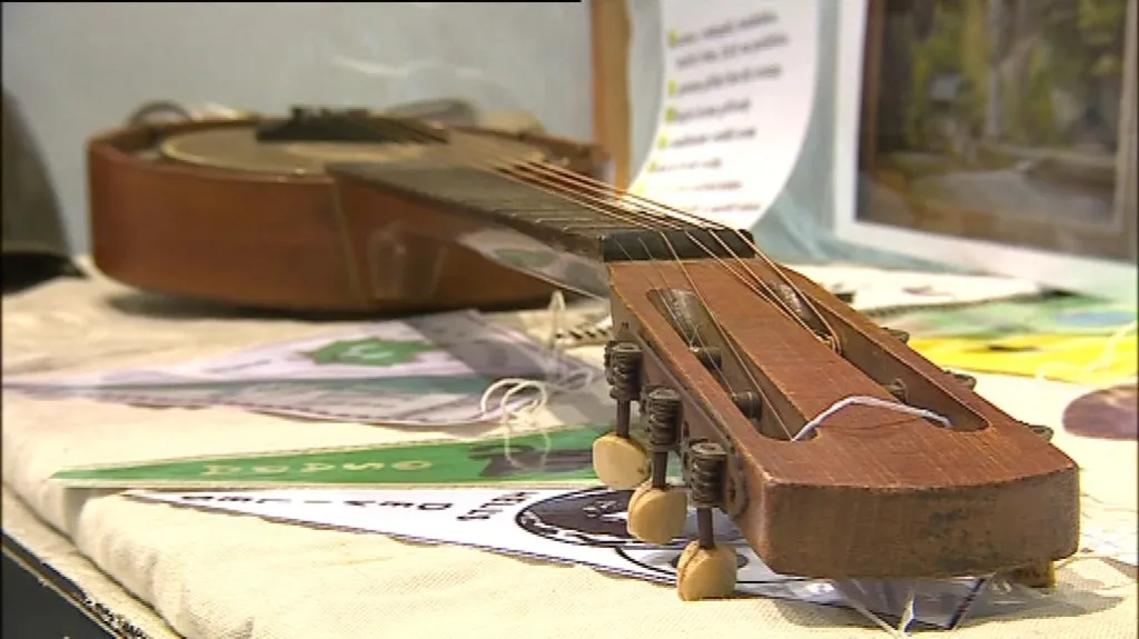 Součástí výstavy je i unikátní kytara