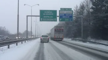 Na dálnicích v okolí Brna leží sníh