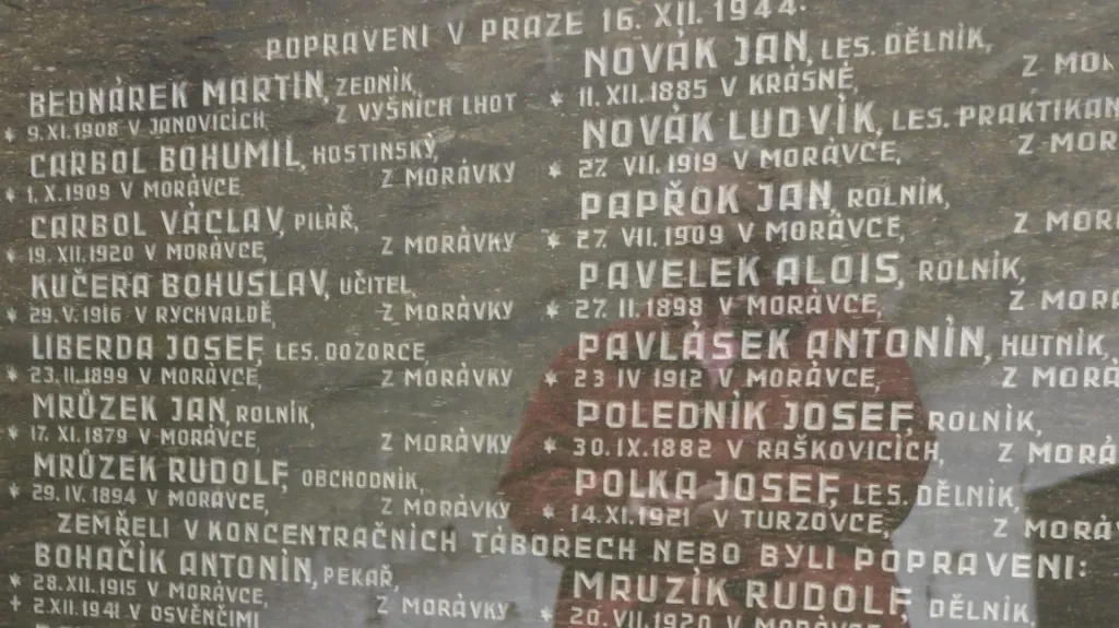 Pamětní deska popraveným lidem z Morávky v Beskydech