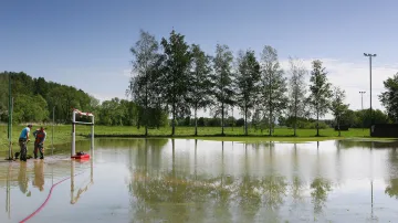 Čerpání vody ze zatopeného hřiště v Ústí na Přerovsku