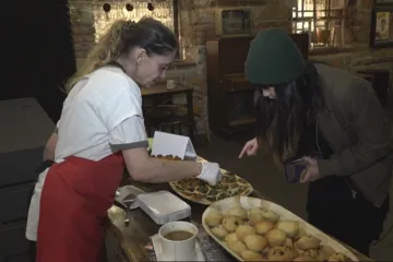 Kuchařky bez domova otevírají na Smíchově veganské bistro