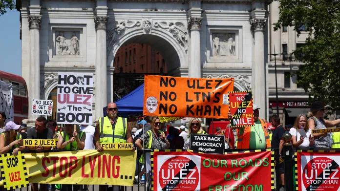 Protest proti rozšiřování nízkoemisní zóny v Londýně
