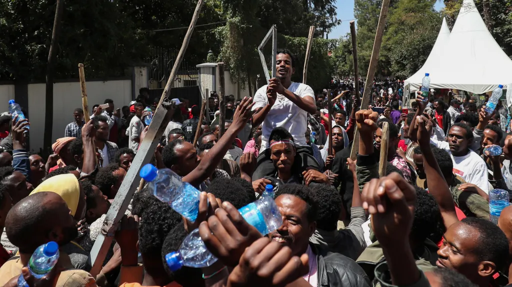 Demonstranti před domem novináře Mohammeda