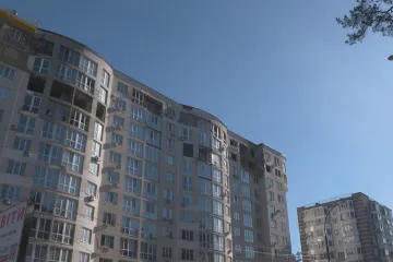 Obyvatelé Irpině po osvobození opravují zničené město. Obnova zabere roky, říkají místní