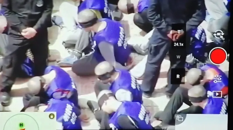 Záběry spoutaných ujgurských mužů, které unikly na sociální sítě