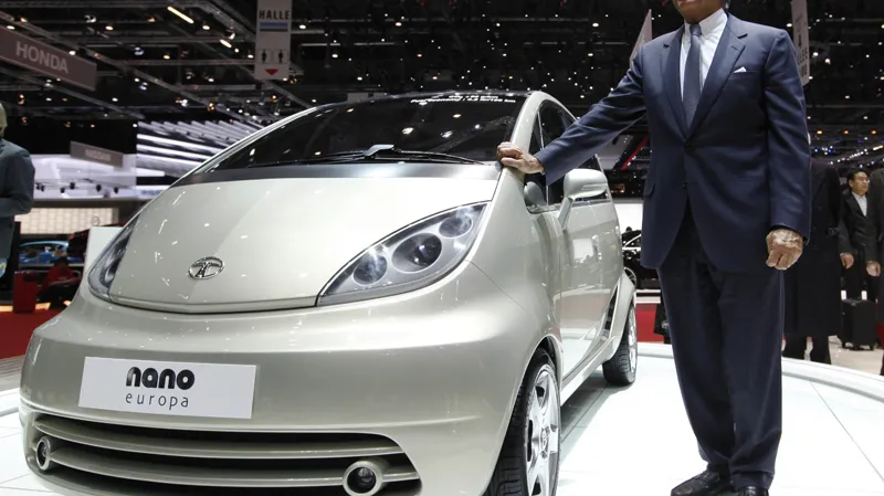 Předseda představenstva indické automobilky Tata Ratan Naval Tata představil 3. března na 79. mezinárodním autosalonu v Ženevě inovovanou verzi vozu Nano.