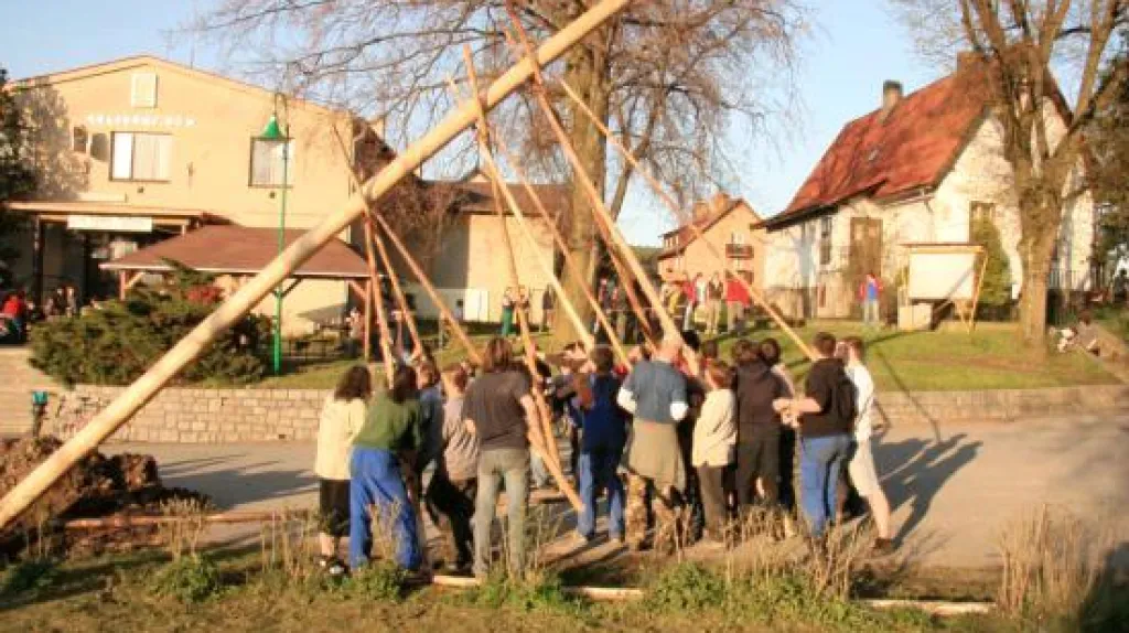 Stavění máje v Malenicích