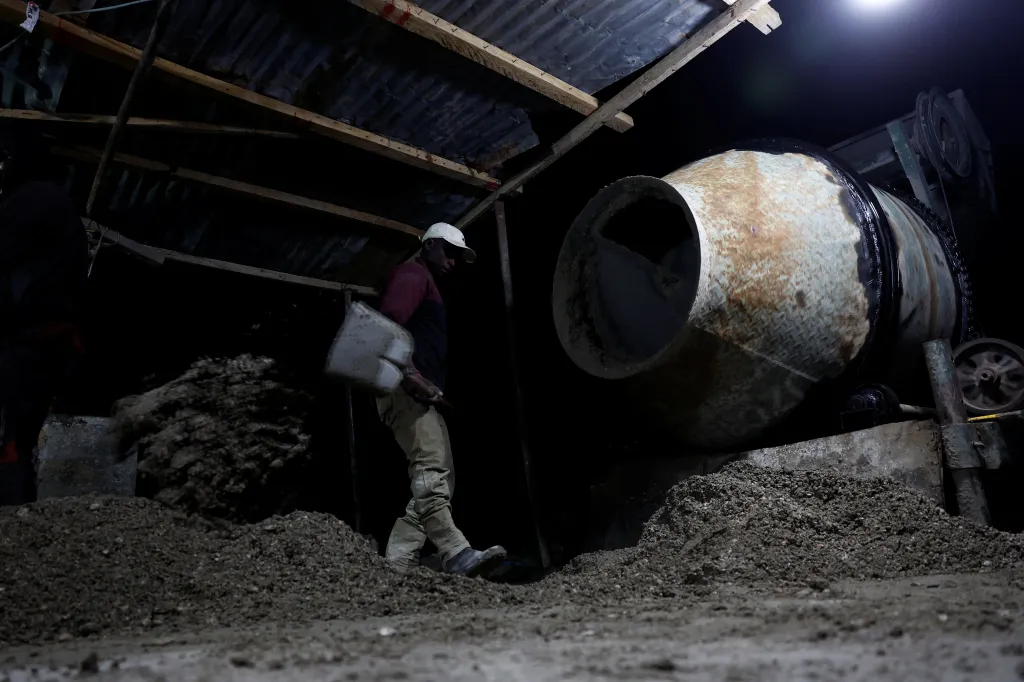 Diallo pracuje vždy patnáct dní v kuse na staveništi na okraji Nuakšottu. Kvůli policejním kontrolám obvykle navštěvuje svou manželku a tři děti v centru města jen tehdy, když ho tam doprovází jeho mauritánský zaměstnavatel