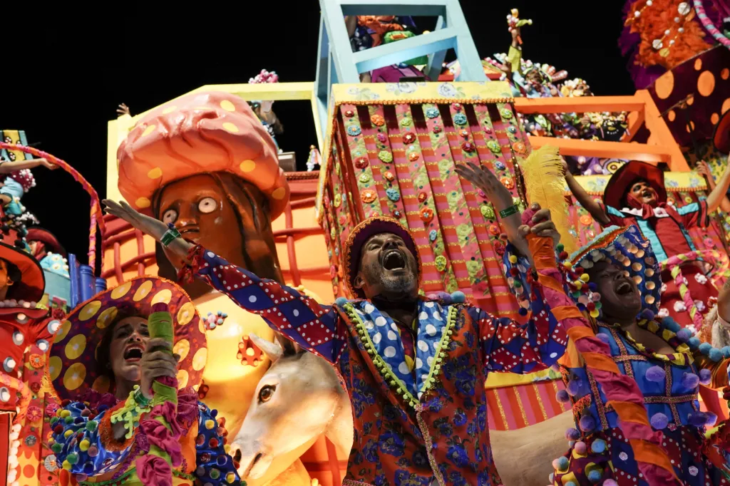 Účastníci školy samby Paraíso do Tuiuti na sambodromu během karnevalu v Riu de Janeiro