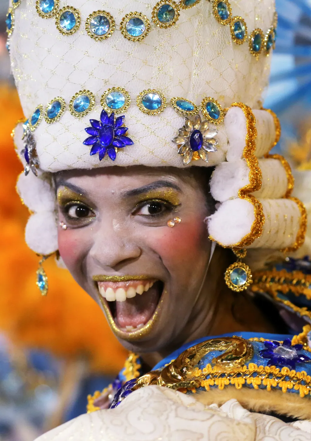 Účastnice karnevalu ze školy samby Beija-Flor na sambodromu během prvního dne karnevalového průvodu v Riu de Janeiro