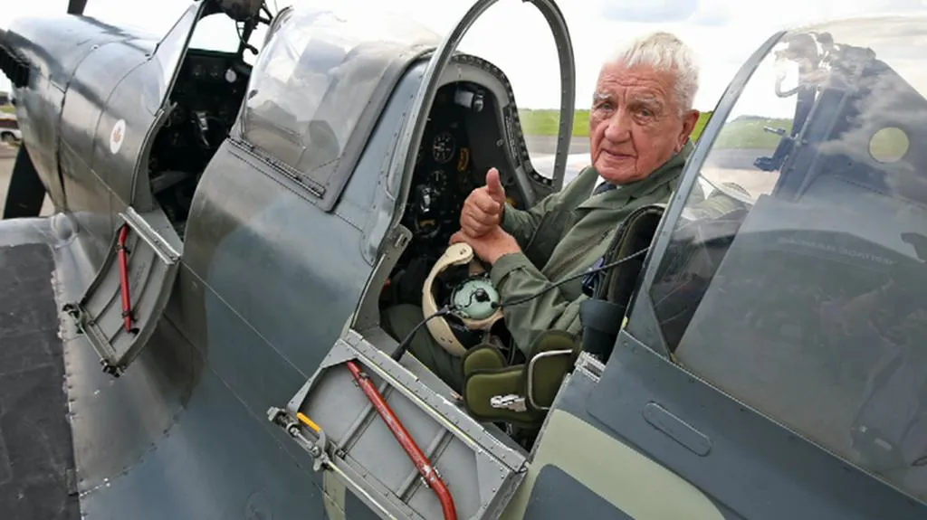 Generál Emil Boček znovu v důvěrně známém spitfiru