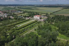 Vandal zničil stromy v zámeckém parku v Miloticích