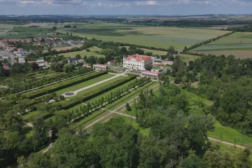 Vandal zničil stromy v zámeckém parku v Miloticích