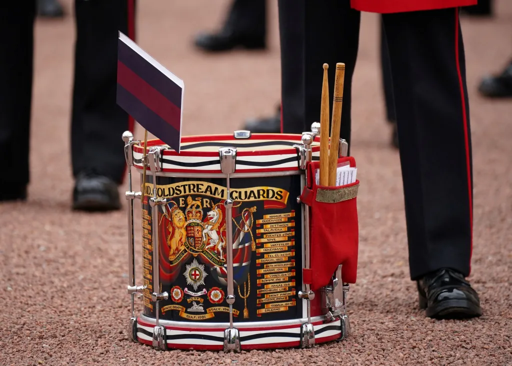 Slavnostní výměna stráží, kterým předává královna Alžběta II. odpovědnost za Buckinghamský palác, byla přerušena kvůli pandemii koronavairu v březnu 2020. Turisté a fanoušci se v pondělí 23. srpna letošního roku dočkali návratu k tradici a po osmnácti měsících mohli znovu spatřit slavnostní ceremoniál královské gardy. Na snímku je buben jednoho z vojenských hudebníků, který gardu doprovází