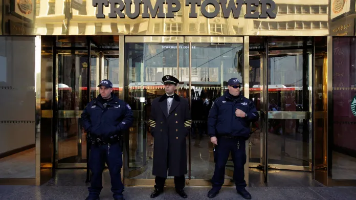 Členové protiteroristické jednotky a dveřník před Trump Tower v New Yorku