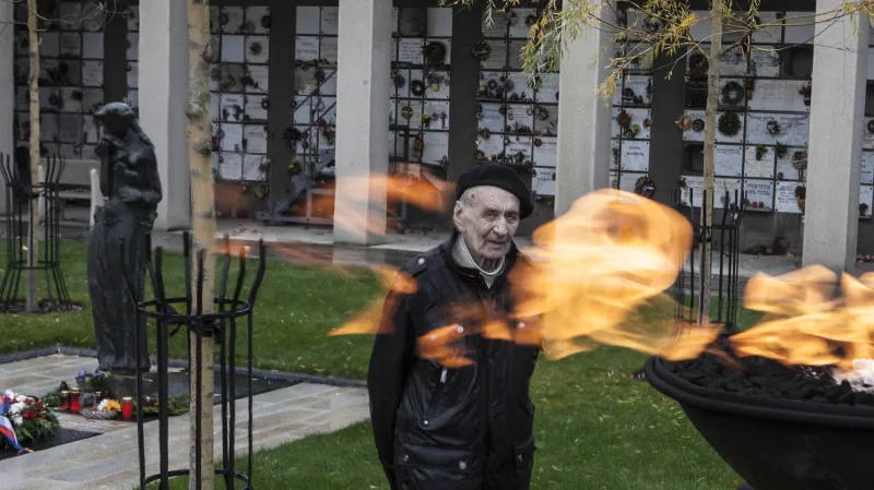 František Suchý byl v mladistvých letech jako syn ředitele strašnického krematoria mnohokrát svědkem spalování těl vězňů popravených nacisty i komunisty.